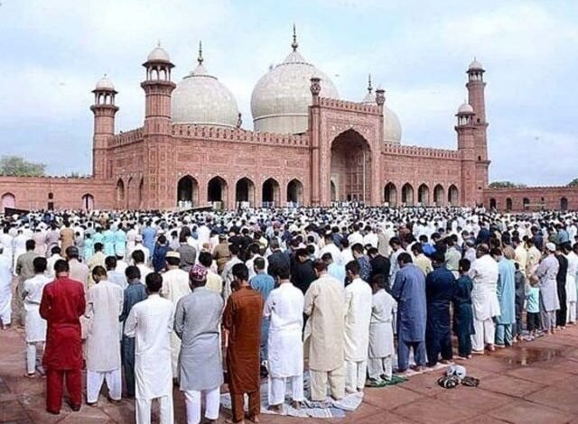 a large number of men offer eid prayers at the badshahi mosque in lahore photo app